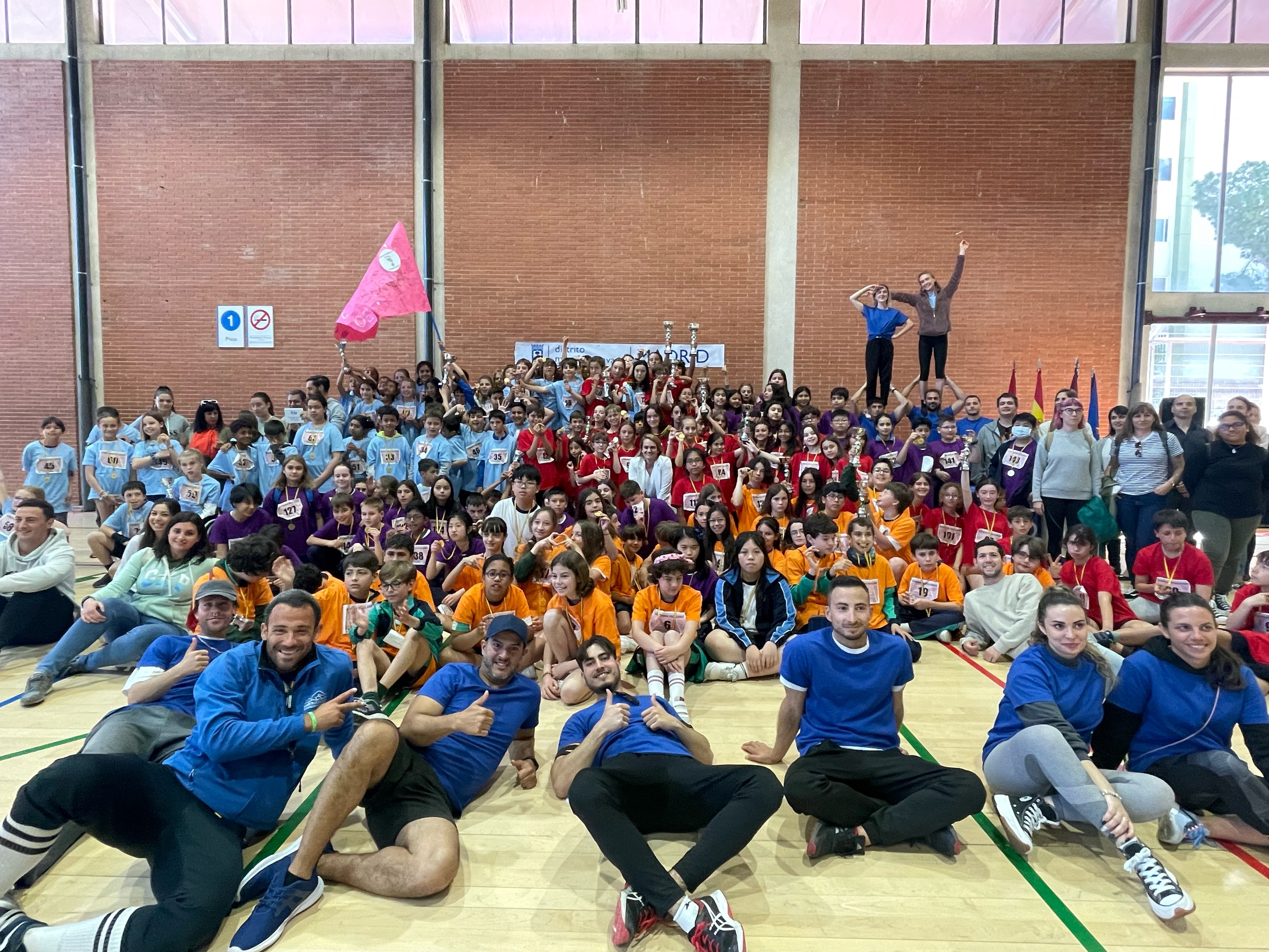 Foto de grupo con todos los integrantes de las I Olimpiadas Escolares de Moncloa-Aravaca
